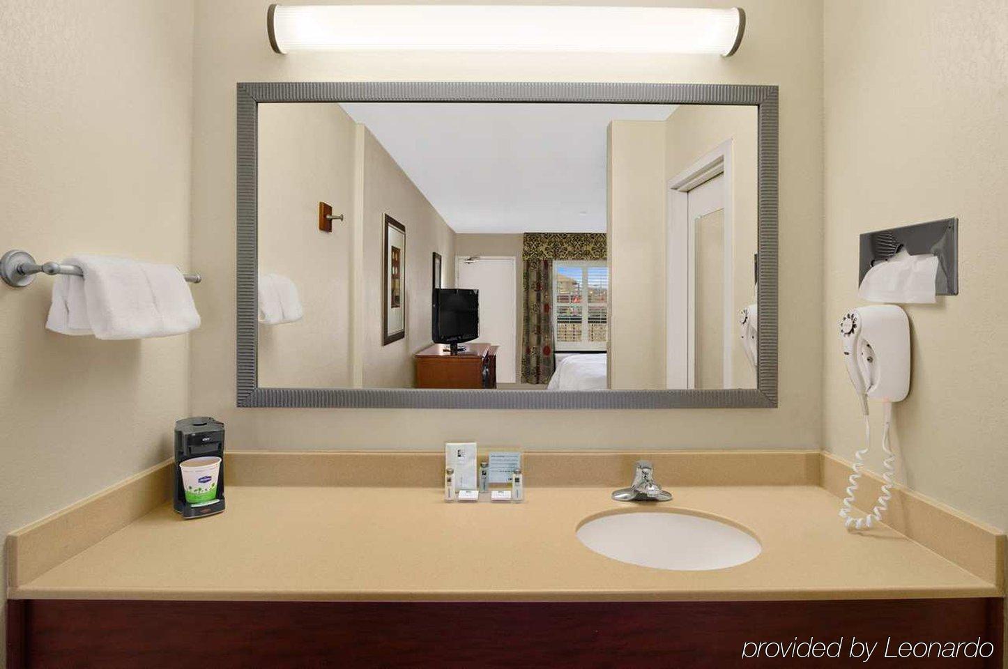 คลาเรียน พอยต์ ฮันต์สวิลล์ รีเสิร์ช พาร์ค Hotel ภายนอก รูปภาพ