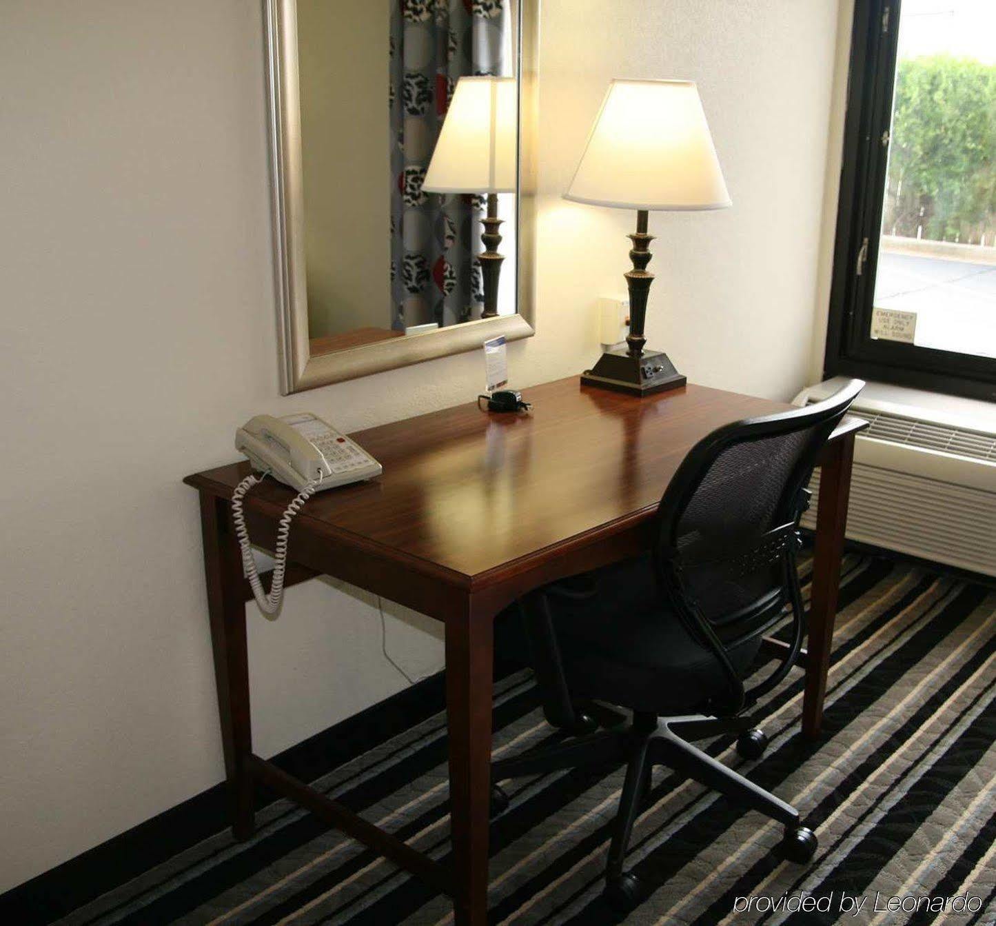 คลาเรียน พอยต์ ฮันต์สวิลล์ รีเสิร์ช พาร์ค Hotel ภายนอก รูปภาพ